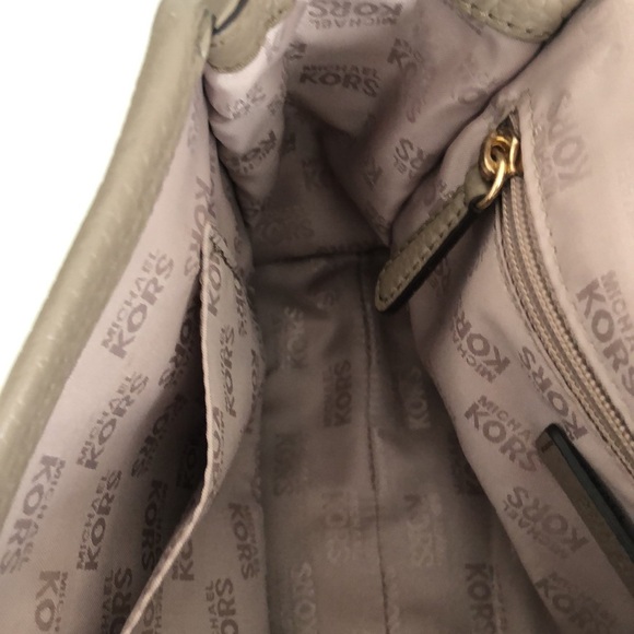 Michael Kors Crossbady Bag - Picture 7 of 9